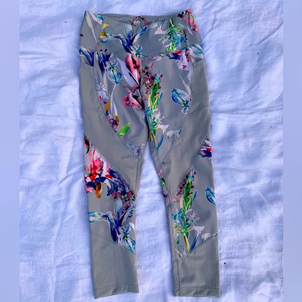 NWOT Avia gray colorful floral print leggings activewear side pockets size small